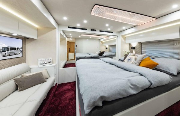  С място за настаняване на четири до шест легла, модерният интериор предлага стилно кожено обзавеждане с изтънчена цветова палитра от кремаво и тъмно орехово дърво.
Нещо повече, луксозното превозно средство също има много джаджи в своя арсенал, от управляема ос на ремарке до 360-градусова система за камера и помощ на водача за перфектна маневреност на пътя.